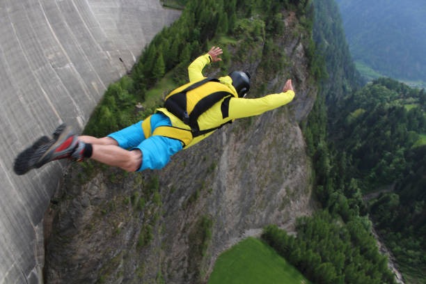 base-jumper springt von staumauer - clothing anticipation central europe switzerland stock-fotos und bilder