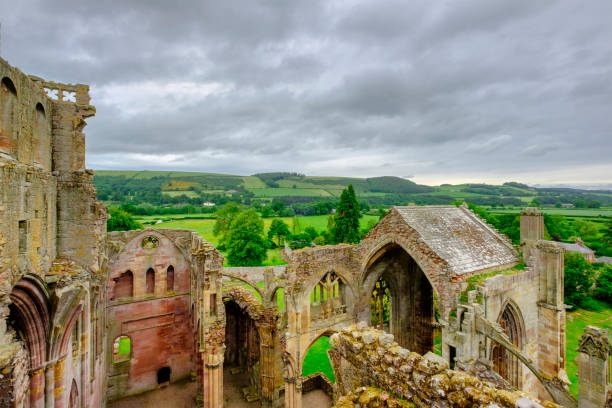 Melrose Abbey, a partly ruined monastery of the Cistercian order founded in 1136 in the Scottish Borders. The abbey is known for its many carved decorative details, and is one of the abbeys that are worth a visit on the Borders Abbeys Way walk. Scotland abadía de melrose, un monasterio arruinado en parte de la orden cisterciense fundada en 1136 en las fronteras escocesas. la abadía es conocida por sus muchos detalles decorativos tallados y es una de las abadías que vale la pena visitar en el paseo de manera fronteras abadías. escocia