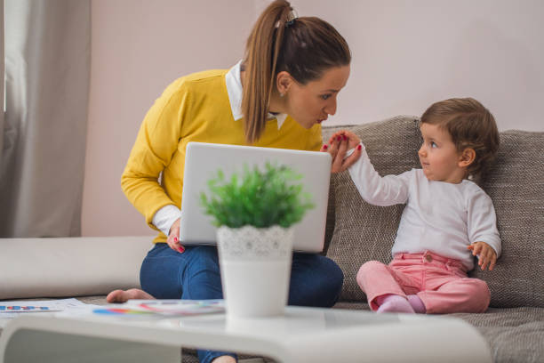 istock Single beautiful mother working at home 933470378