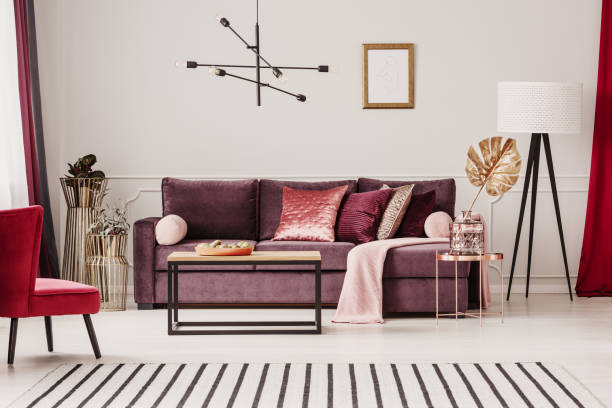 sofisticada sala interior - bedding cushion purple pillow - fotografias e filmes do acervo