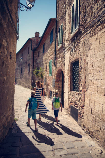 istock Family sightseeing beautiful italian town 933473954