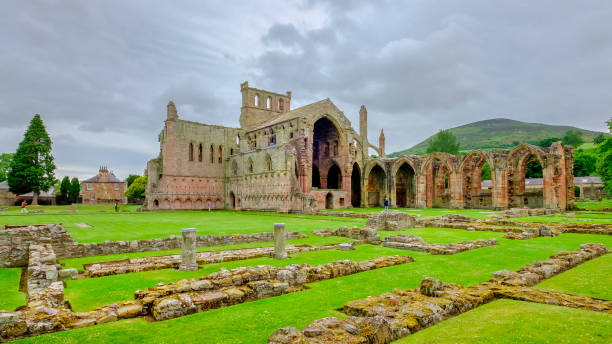 Melrose Abbey, a partly ruined monastery of the Cistercian order founded in 1136 in the Scottish Borders. The abbey is known for its many carved decorative details, and is one of the abbeys that are worth a visit on the Borders Abbeys Way walk. Scotland abadía de melrose, un monasterio arruinado en parte de la orden cisterciense fundada en 1136 en las fronteras escocesas. la abadía es conocida por sus muchos detalles decorativos tallados y es una de las abadías que vale la pena visitar en el paseo de manera fronteras abadías. escocia