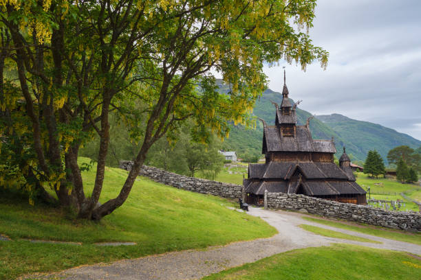 雪道 bjorgavegen, ノルウェー - stavkyrkje ストックフォトと画像