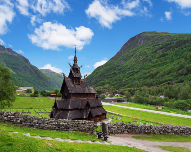 strada innevata bjorgavegen, norvegia - stavkyrkje foto e immagini stock
