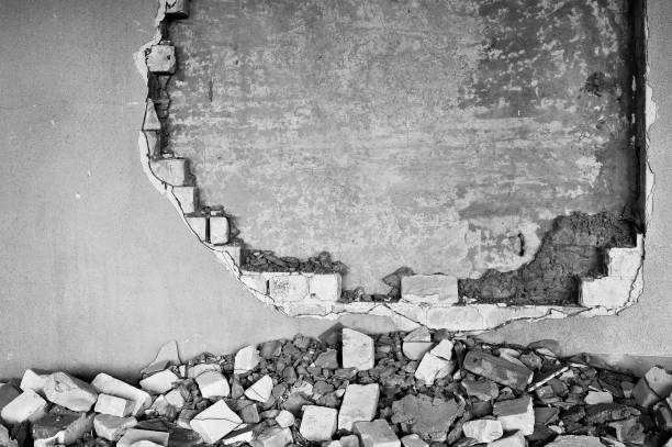 muro parzialmente distrutto all'interno di un edificio industriale in demolizione - quake damaged section foto e immagini stock