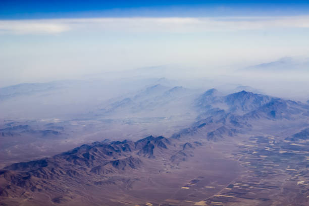 montagnes et les nuages par le moteur de l’avion de - base relief photos et images de collection