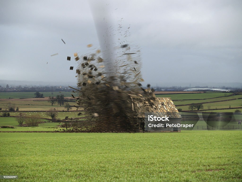 Tornado destruir Barn - Foto de stock de Tornado - Tormenta libre de derechos