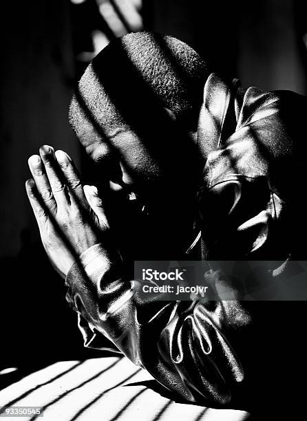 Modlić Się Dla Bezpieczeństwa - zdjęcia stockowe i więcej obrazów Afrykanin - Afrykanin, Bezpieczeństwo, Biały