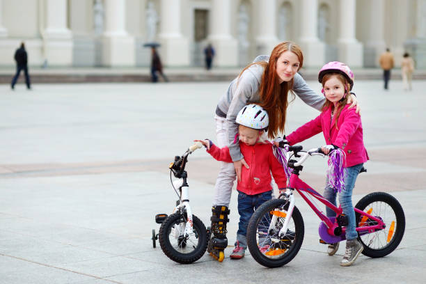 istock Young mother with kids in a city 933507046