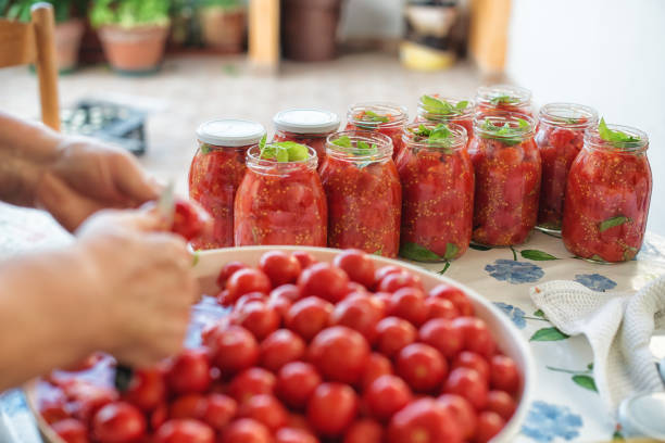 действительно итальянский томатный соус ручной работы - tomato sauce jar стоковые фото и изображения
