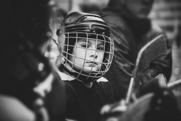istock Young hockey player 933507386