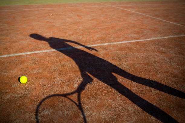 テニスコートのアクションでテニス プレーヤーの影 - tennis ball ball isolated sport ストックフォトと画像