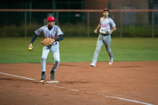 ソフトボール プレーヤーがボールを投げる - softball field ストックフォトと画像