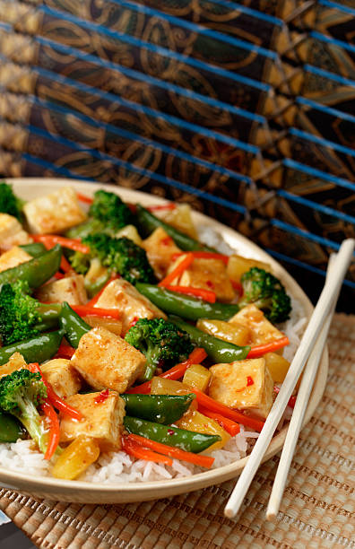 tofu stir-fry - tofu chinese cuisine vegetarian food broccoli stock-fotos und bilder