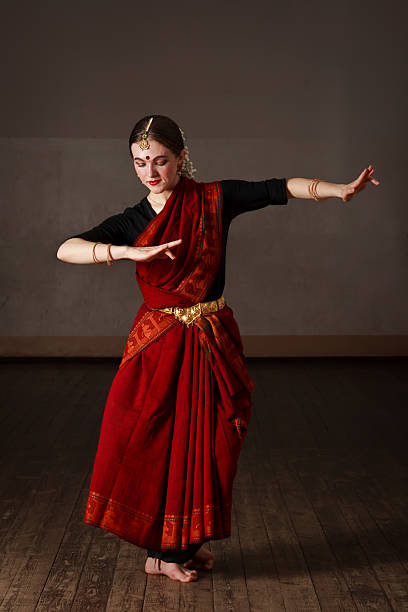 Exponent of  Bharat Natyam dance Young woman in sary dancing classical traditional indian dance Bharat Natyam bharatanatyam dancing stock pictures, royalty-free photos & images