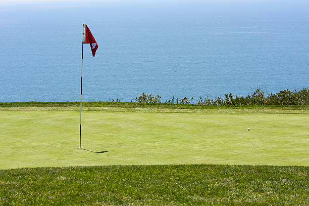 vue majestueuse sur le putting green avec vue sur l'océan pacifique - lawn desert golf california photos et images de collection