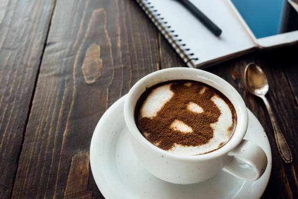 tasse kaffee mit bitcoin symbol auf milchschaum - food currency breakfast business stock-fotos und bilder