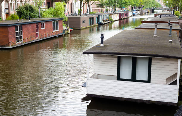 istock Perspective view at houses on water in Amsterdam, The Netherlands 933583382