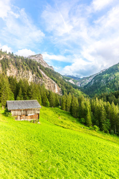 krajobraz górski w pobliżu gstaad, szwajcaria - swiss culture european alps gstaad village zdjęcia i obrazy z banku zdjęć