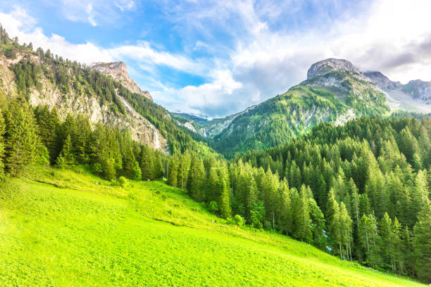 krajobraz górski w pobliżu gstaad, szwajcaria - swiss culture european alps gstaad village zdjęcia i obrazy z banku zdjęć
