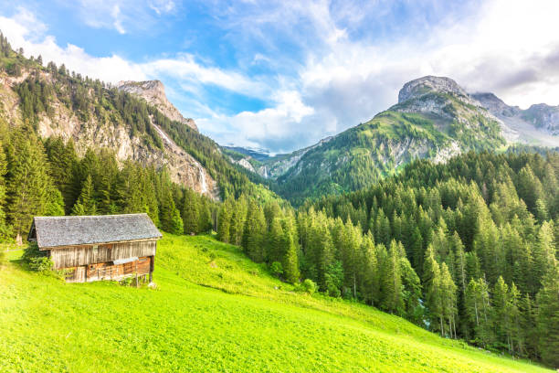 krajobraz górski w pobliżu gstaad, szwajcaria - swiss culture european alps gstaad village zdjęcia i obrazy z banku zdjęć