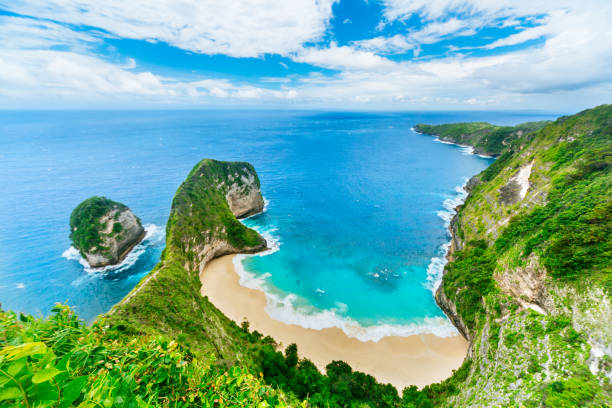 Kelingking beach, Nusa Penida Lovely sunny day on the Nusa Penida. View from above - Drone shot kelingking beach stock pictures, royalty-free photos & images