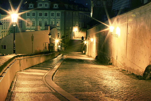 kleinseite bei nacht - prague little quarter stock-fotos und bilder