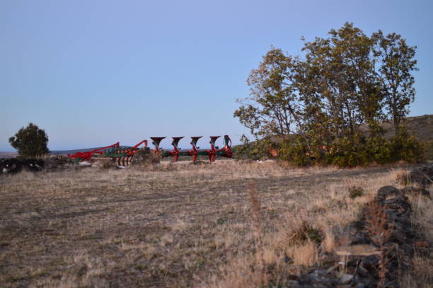 campos de castilla león como telón de fondo tenemos las cuchillas de una máquina para arar. maquinaria agrícola de paisajes - palencia province fotografías e imágenes de stock