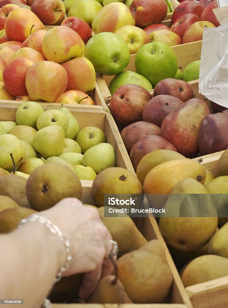 Scegli una pera sul mercato - Foto stock royalty-free di Catasta