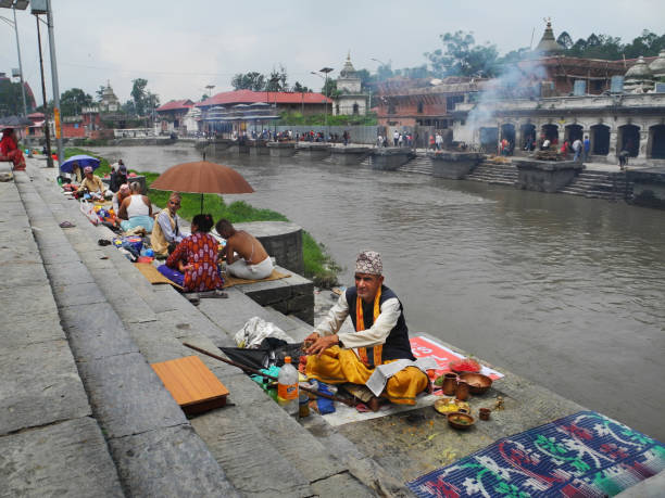 パシュパティナート寺院カトマンズでの宗教的祭りの人々 のグループ - bagmati ストックフォトと画像