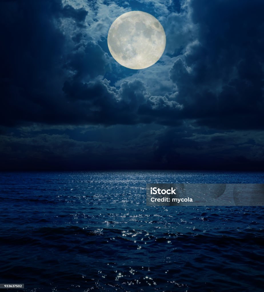 super luna in nuvole scure sul mare - Foto stock royalty-free di Luna