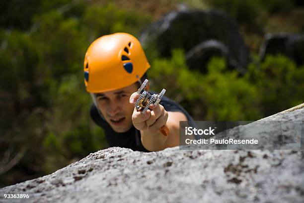 Hombre Subir A La Montaña Foto de stock y más banco de imágenes de Actividad al aire libre - Actividad al aire libre, Actividades recreativas, Adulto