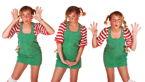 Menina cute loiro com freckles e emoções Vestido verde, isolado - fotografia de stock