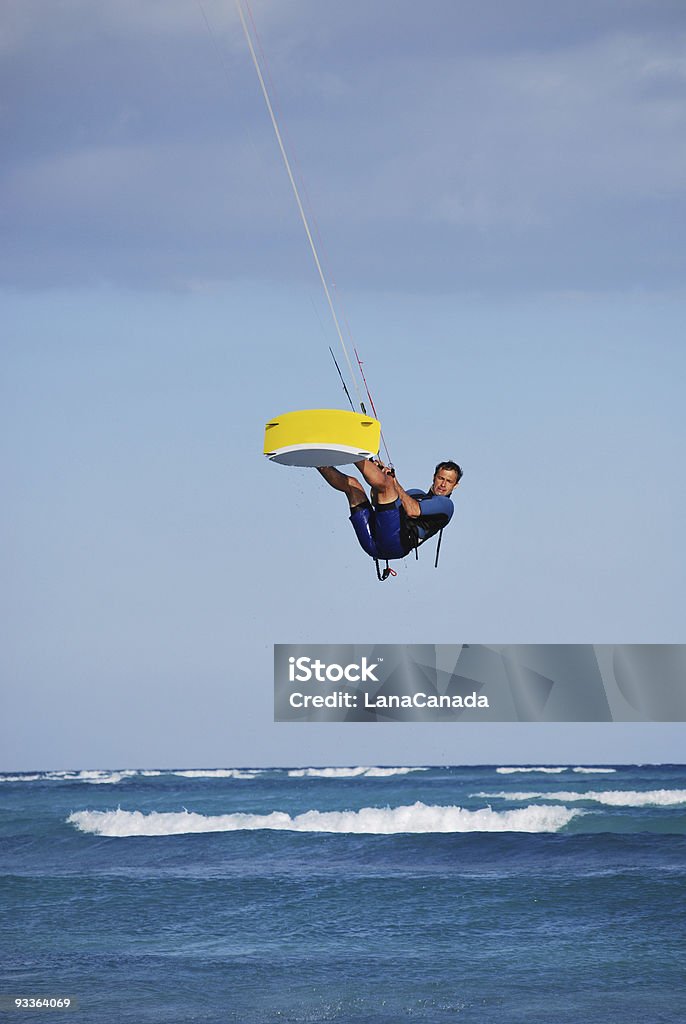 Kitesurfer ジャンプ - ウォータースポーツのロイヤリティフリーストックフォト