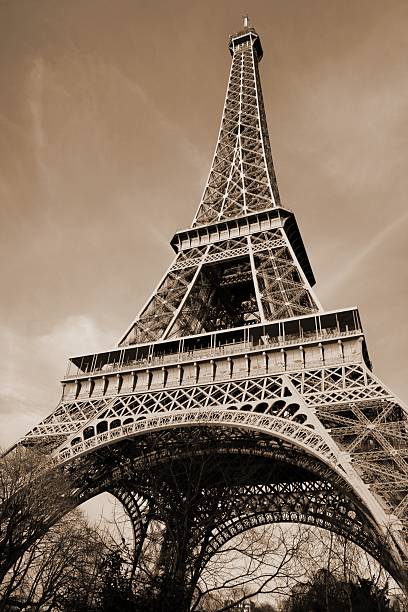 широкоугольное видом на эйфелеву башню - gustav eiffel стоковые фото и изображения