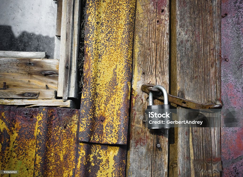 Старый дверь с замком - Стоковые фото Без людей роялти-фри