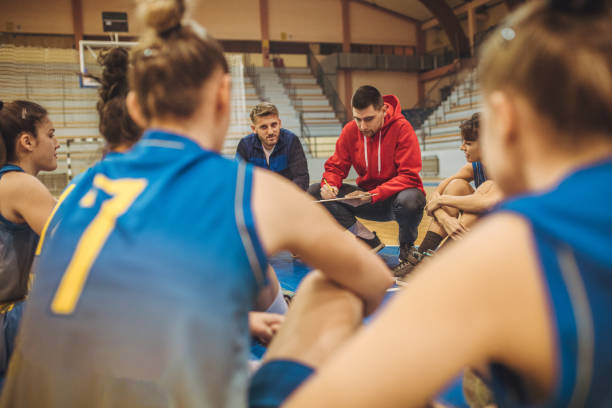 allenatore che parla con i giocatori - team sport foto e immagini stock