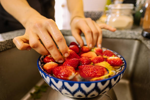 waschen und erdbeeren - washing fruit preparing food strawberry stock-fotos und bilder