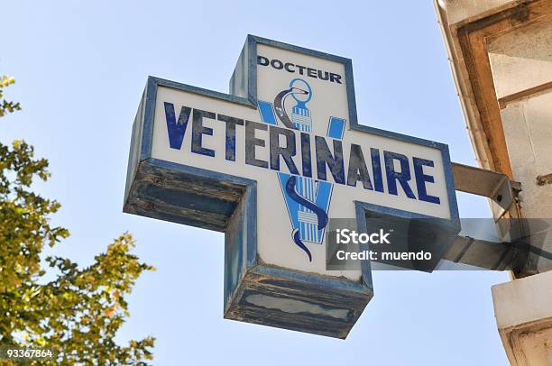 Señal De Veterinarios Médico Francia Foto de stock y más banco de imágenes de Veterinario - Veterinario, Cruz - Forma, Clínica veterinaria