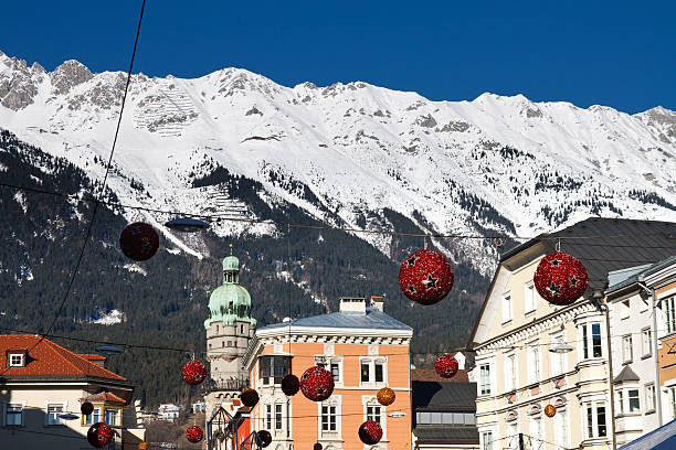 Paisagem urbana de Innsbruck, Áustria. Decoração de Natal. Memorando de neve - foto de acervo