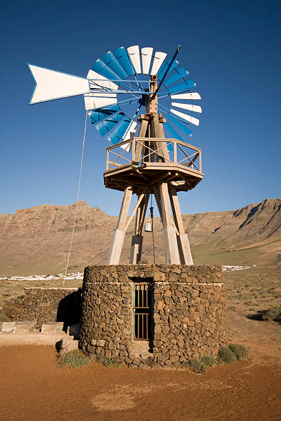 lanzarote-wind-pumpe - famara stock-fotos und bilder