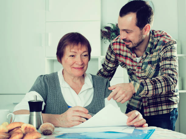 istock Woman and manager discuss contract 933681394