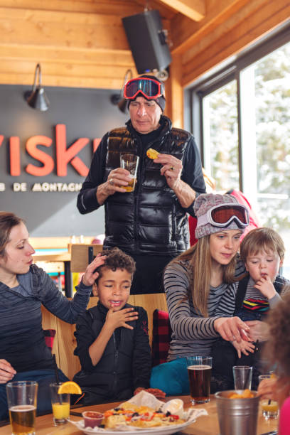 istock Families in a ski resort, apres-ski relaxing 933694806