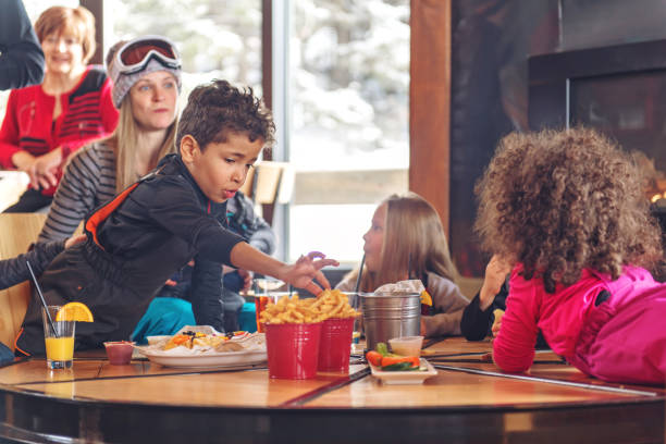 istock Families in a ski resort, apres-ski relaxing 933694824