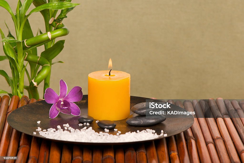 Zen, di serenità scena con aromaterapia candela - Foto stock royalty-free di Candela - Attrezzatura per illuminazione