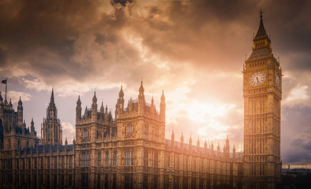 big ben e westminster palace al tramonto a londra, regno unito - london england thames river nobody big ben foto e immagini stock