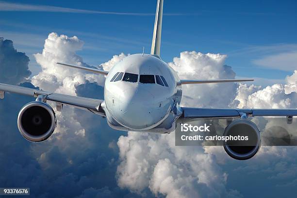 Commerciale In Volo - Fotografie stock e altre immagini di Aeroplano - Aeroplano, Punto di vista frontale, Volare