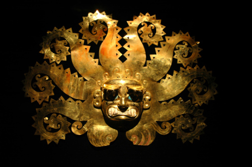 Peruano antiguo máscara hecho de oro photo