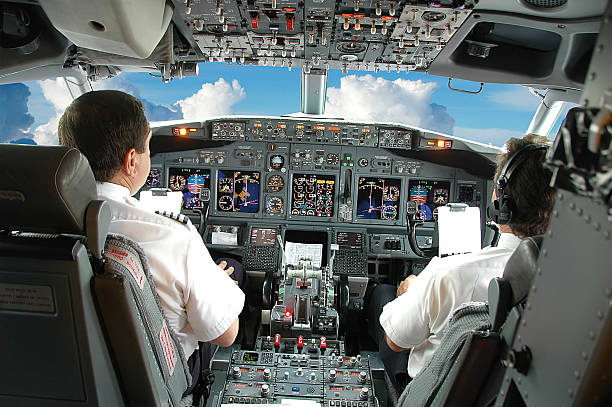 piloti nella cabina di pilotaggio - airplane cockpit taking off pilot foto e immagini stock
