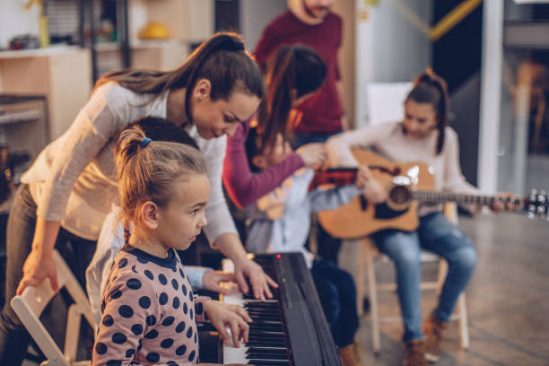 istock Day in children music school 933800954